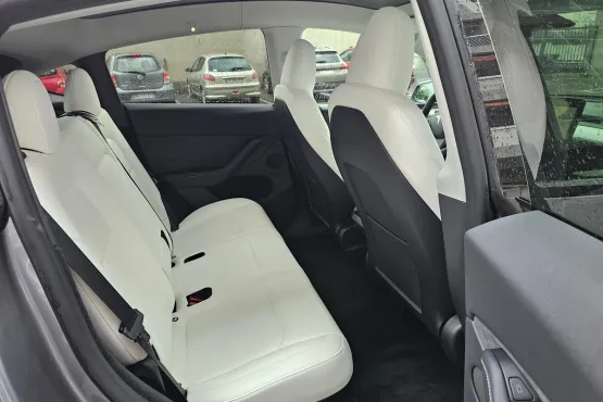taxi ugine interieur berline tesla tout confort